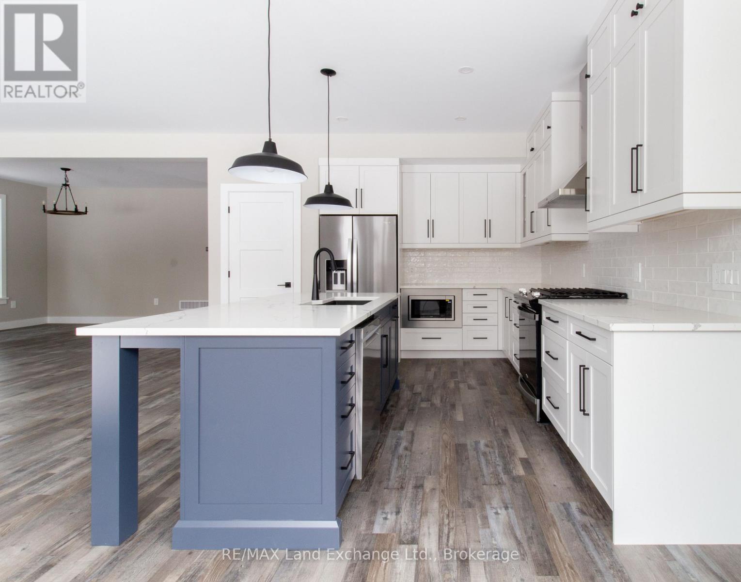 27 Lakeforest Drive, Saugeen Shores, Ontario  N0H 2L0 - Photo 15 - X12219188