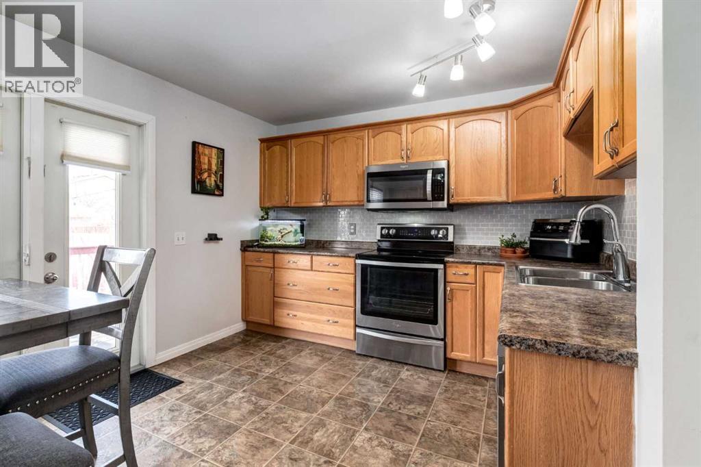 955 Erin Woods Drive Se, Calgary, Alberta  T2B 2W4 - Photo 10 - A2292866