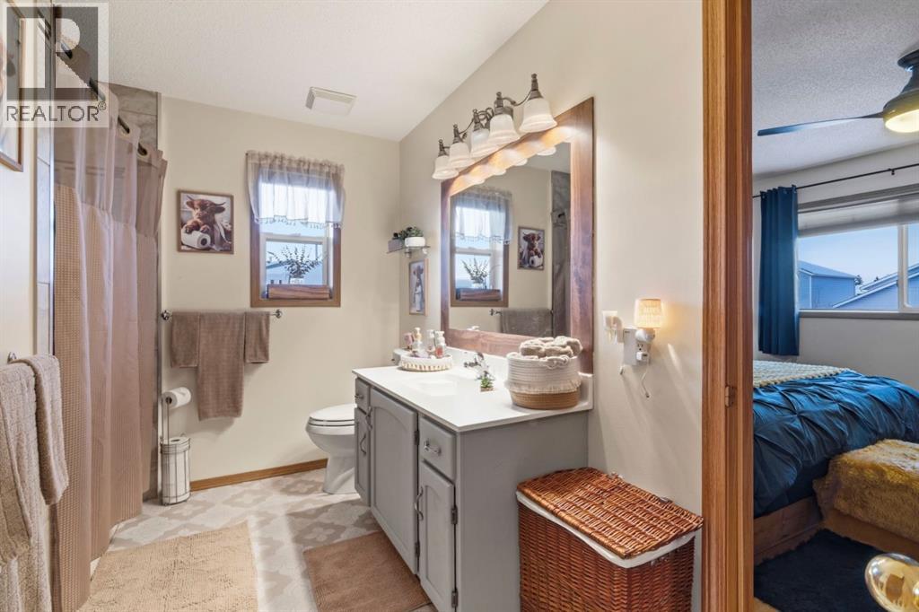 158 Saratoga Close NE, Calgary, Alberta  T1Y 7A1 - Photo 19 - A2298487