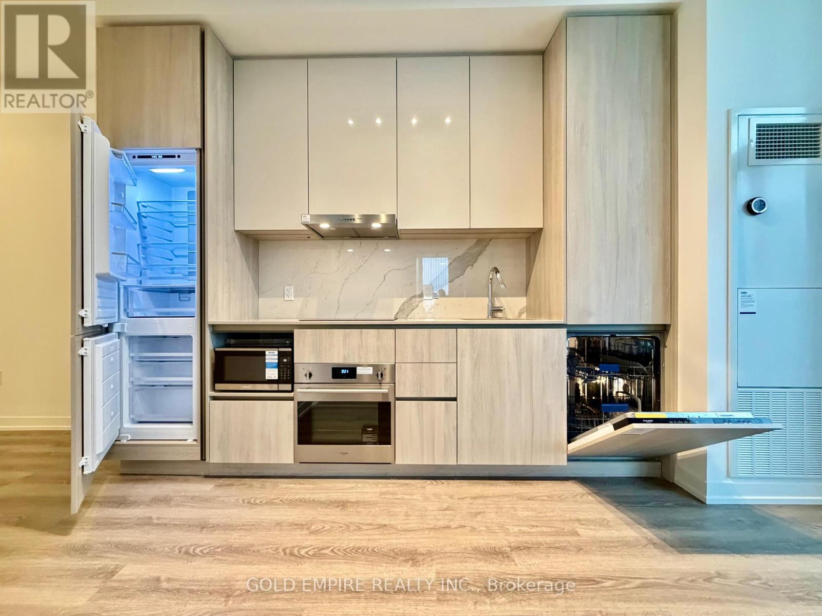 609 - 8 Interchange Way, Vaughan, Ontario  L4K 0R2 - Photo 11 - N12962256