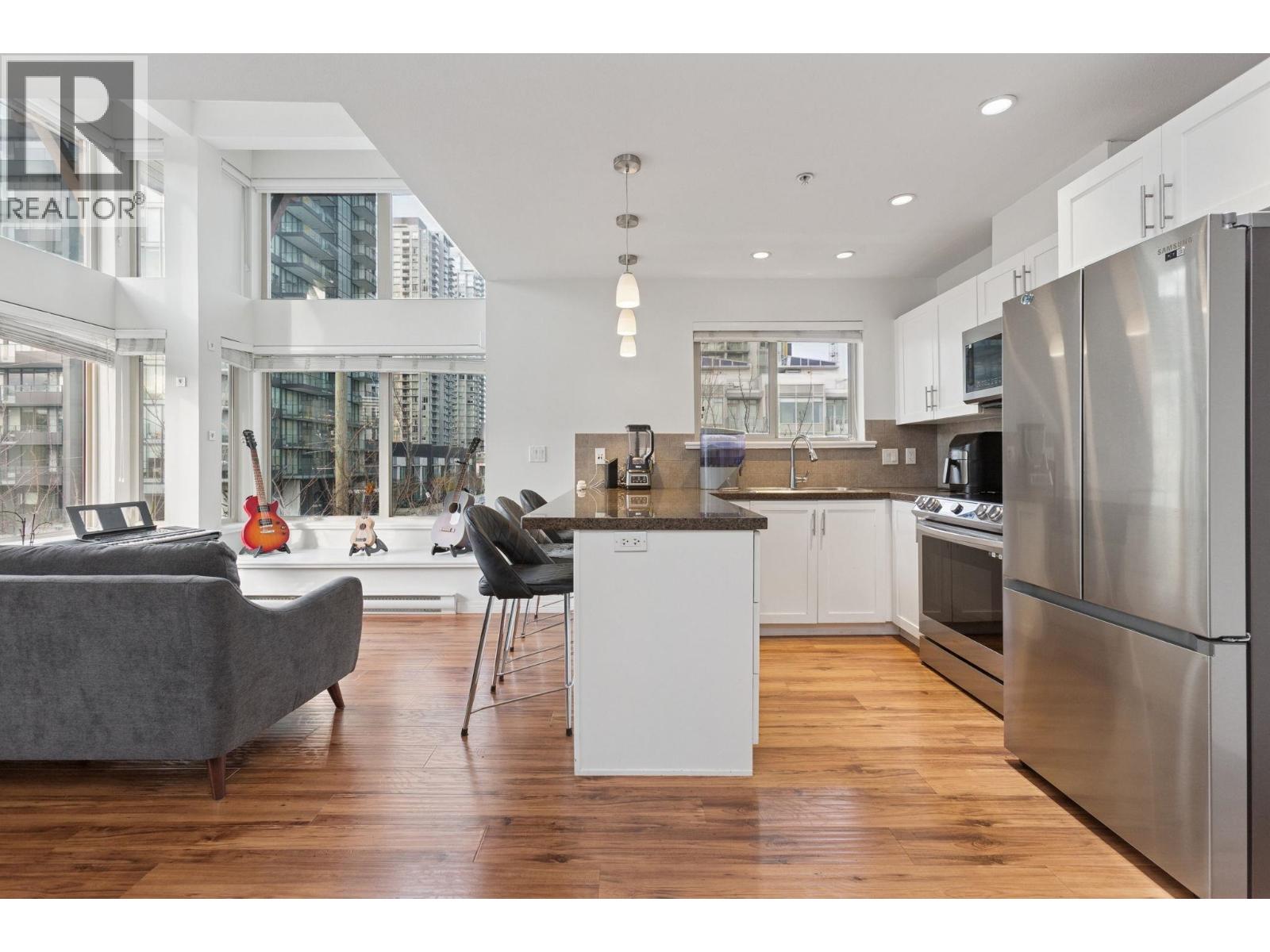 Listing Picture 5 of 25 : 301 5000 IMPERIAL STREET, Burnaby / 本拿比 - 魯藝地產 Yvonne Lu Group - MLS Medallion Club Member