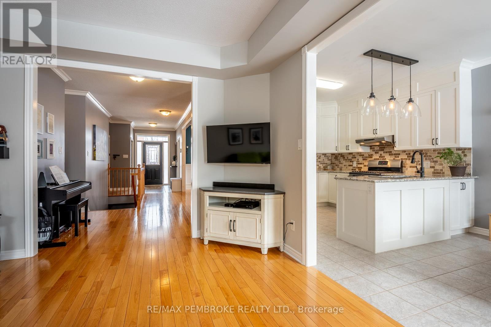 14 Bedard Boulevard, Petawawa, Ontario  K8H 0B7 - Photo 13 - X12962278