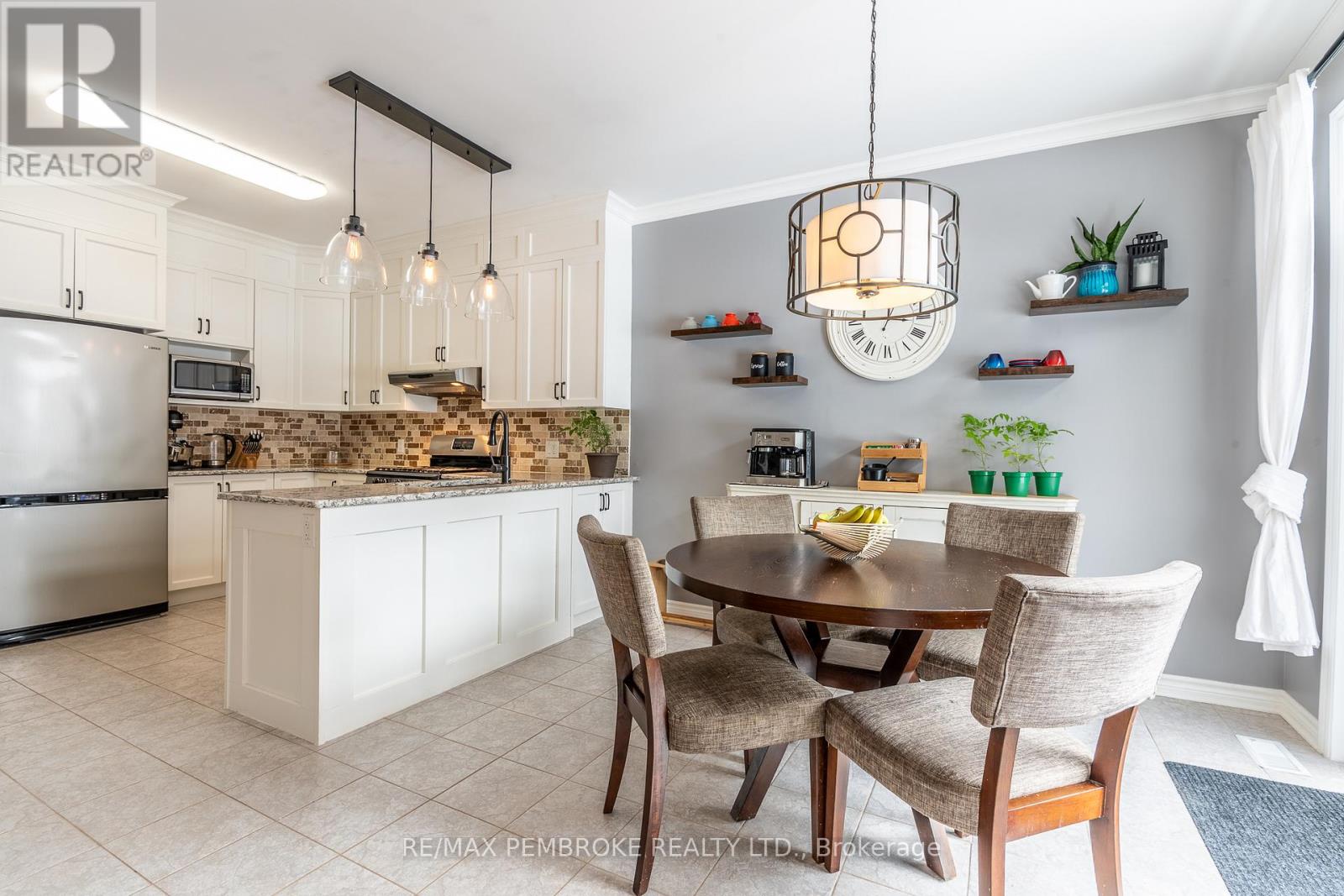 14 Bedard Boulevard, Petawawa, Ontario  K8H 0B7 - Photo 15 - X12962278