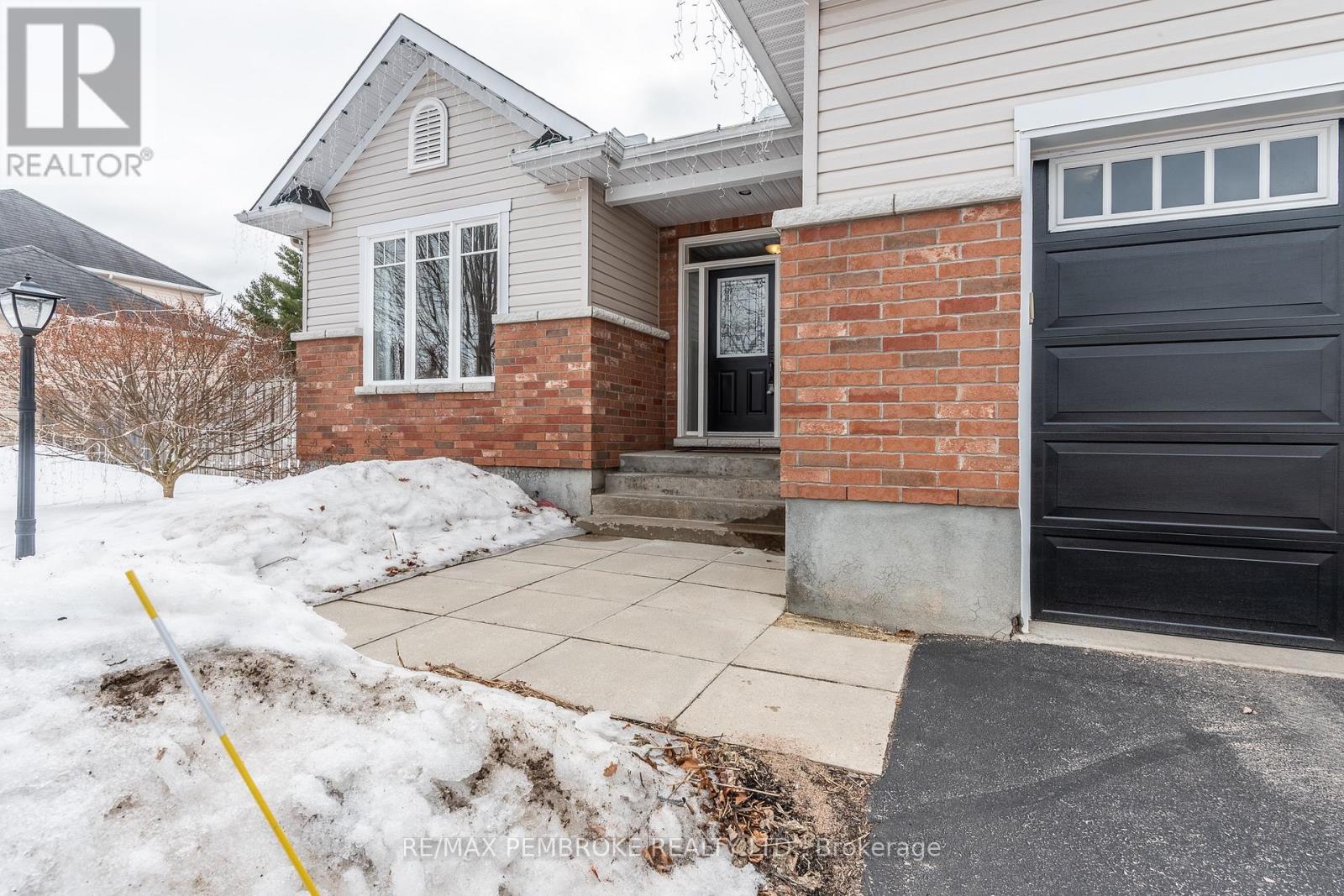 14 Bedard Boulevard, Petawawa, Ontario  K8H 0B7 - Photo 4 - X12962278