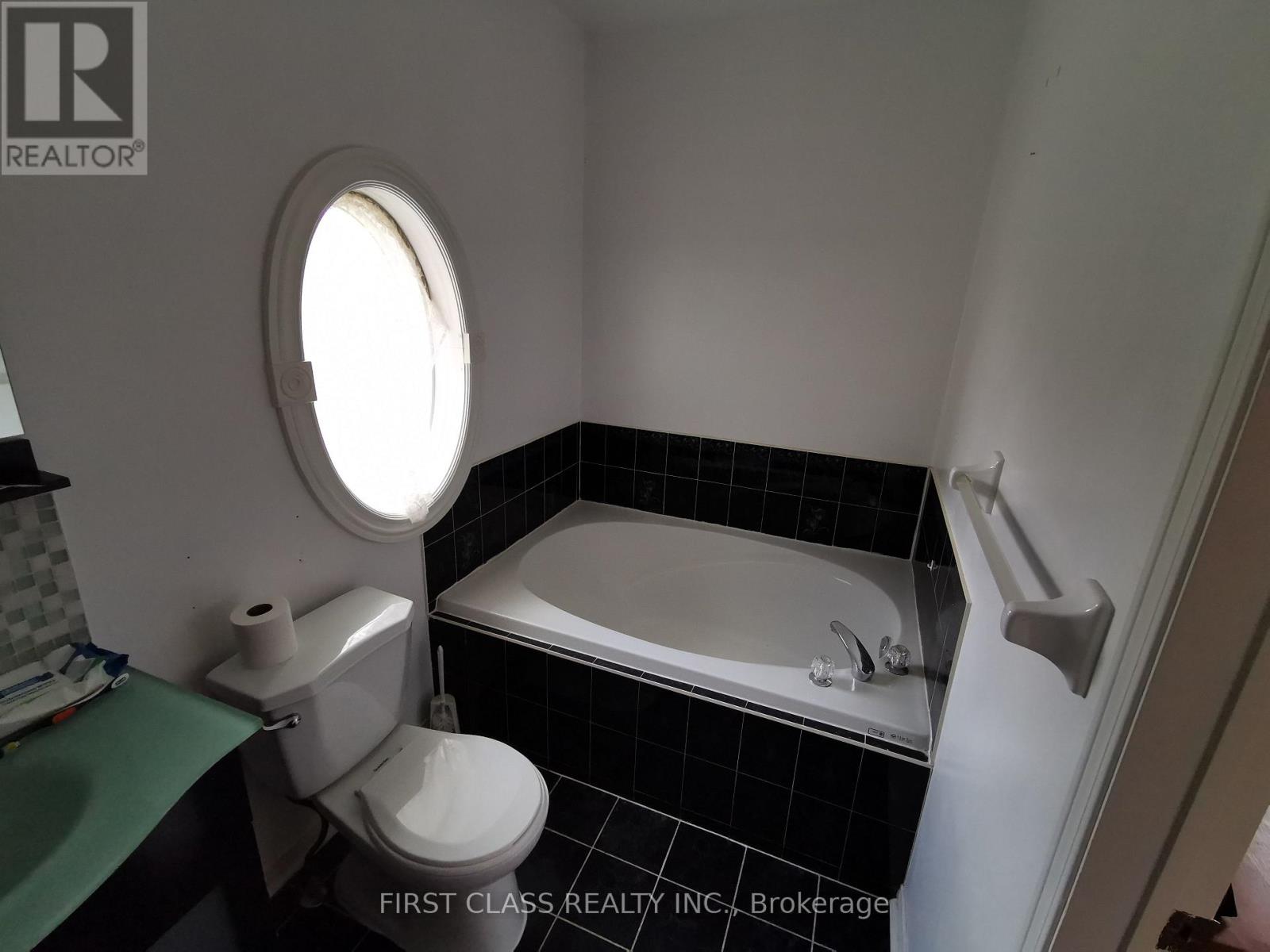 2nd Primary Bedroom - 1300 Wesson Court, Mississauga, Ontario  L5V 2E6 - Photo 11 - W12962254