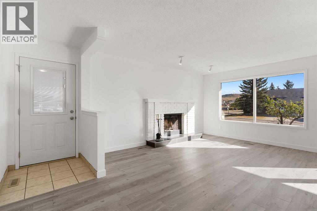 2 West Barrett Place, Cochrane, Alberta  T4C 1J5 - Photo 10 - A2265976