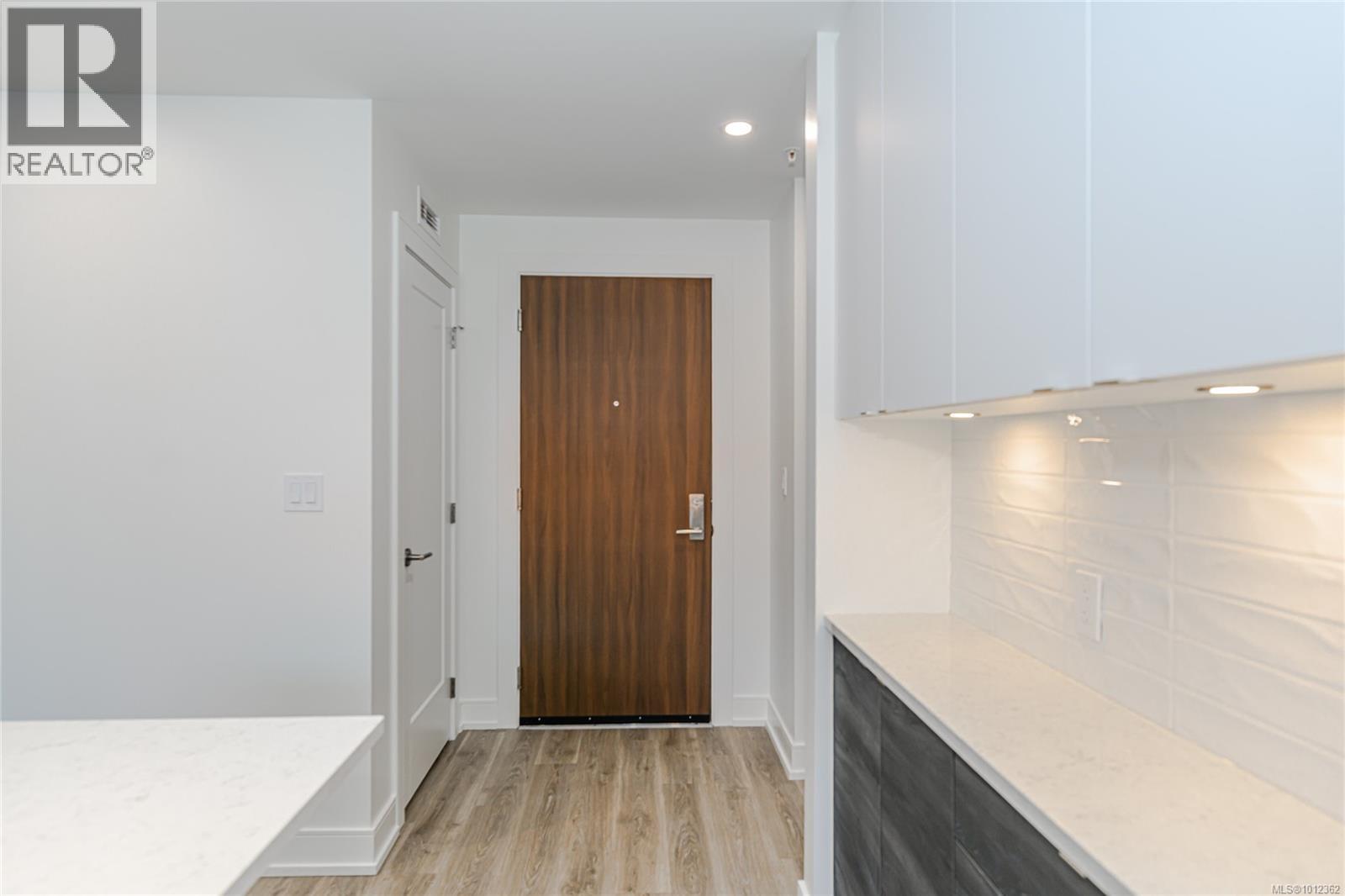 715 1628 Store St, Victoria, British Columbia  V8W 0H1 - Photo 3 - 1012362