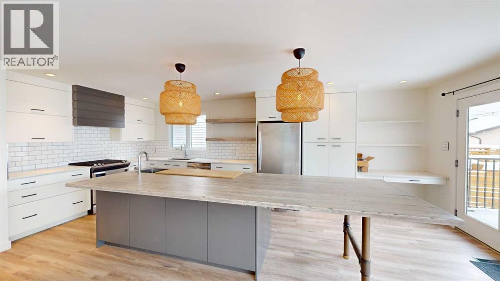 7704 46 Avenue NW, Calgary, Alberta  T3B 1Y2 - Photo 4 - A2297831