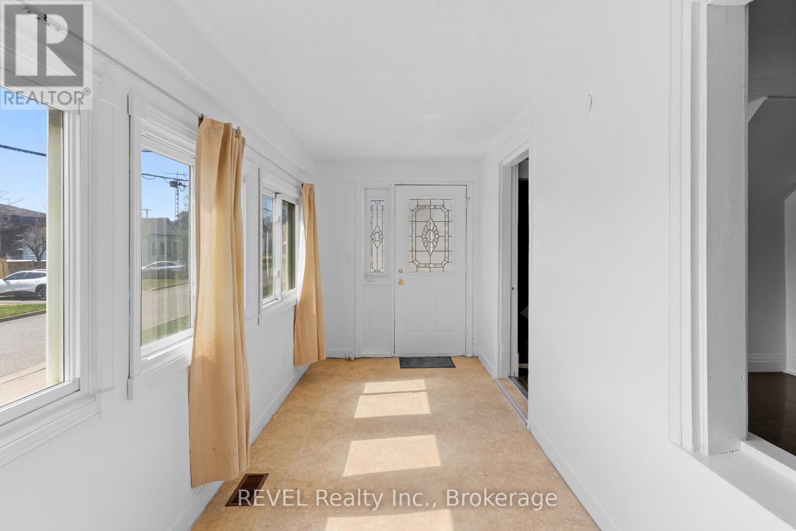 24 Lyndon Street W, Thorold, Ontario  L2V 3J7 - Photo 3 - X12962322