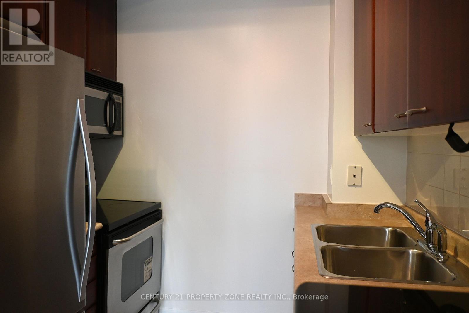 1407 - 220 Burnhamthorpe Road W, Mississauga, Ontario  L5B 4N4 - Photo 3 - W12951714