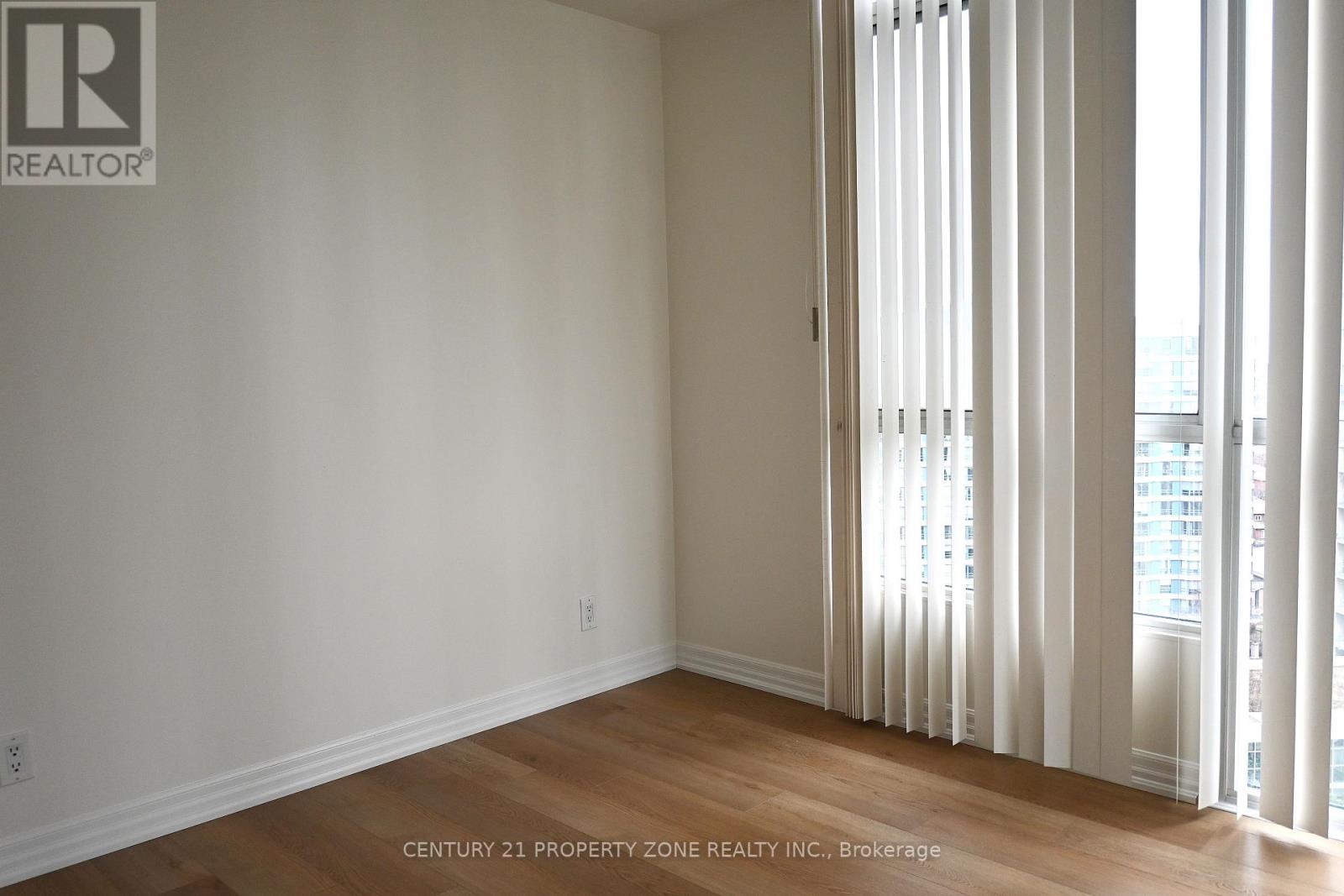 1407 - 220 Burnhamthorpe Road W, Mississauga, Ontario  L5B 4N4 - Photo 6 - W12951714