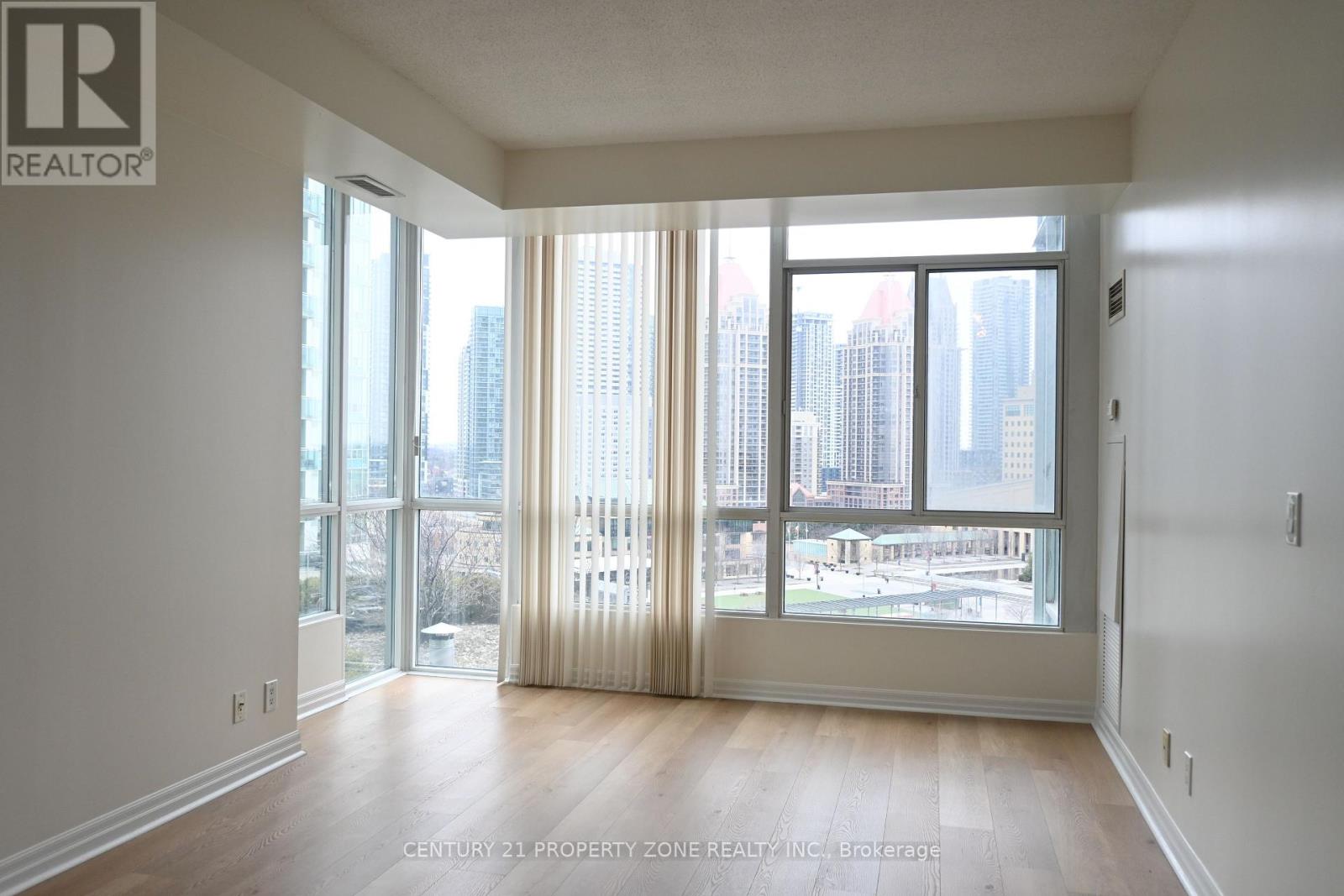 1407 - 220 Burnhamthorpe Road W, Mississauga, Ontario  L5B 4N4 - Photo 4 - W12951714