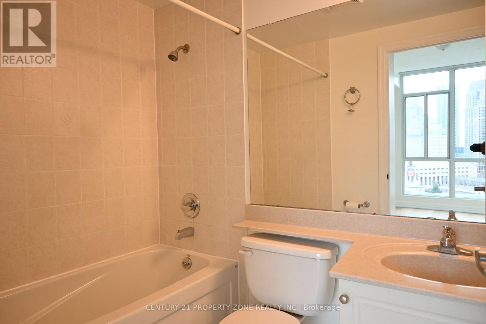 1407 - 220 Burnhamthorpe Road W, Mississauga, Ontario  L5B 4N4 - Photo 7 - W12951714