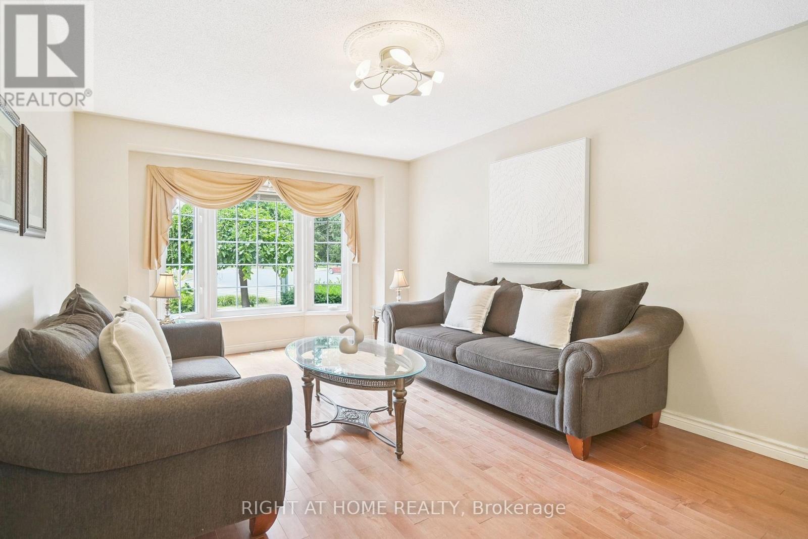 309 Amberly Boulevard, Hamilton, Ontario  L9G 4B6 - Photo 4 - X12962318