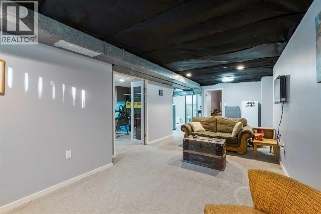 126 Springwood Drive SW, Calgary, Alberta  T2W 0K5 - Photo 18 - A2288413