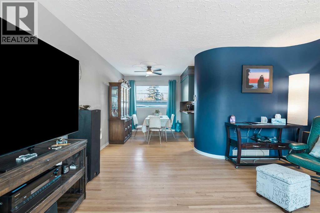 126 Springwood Drive SW, Calgary, Alberta  T2W 0K5 - Photo 6 - A2288413