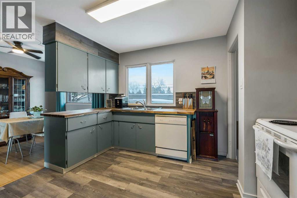 126 Springwood Drive SW, Calgary, Alberta  T2W 0K5 - Photo 8 - A2288413