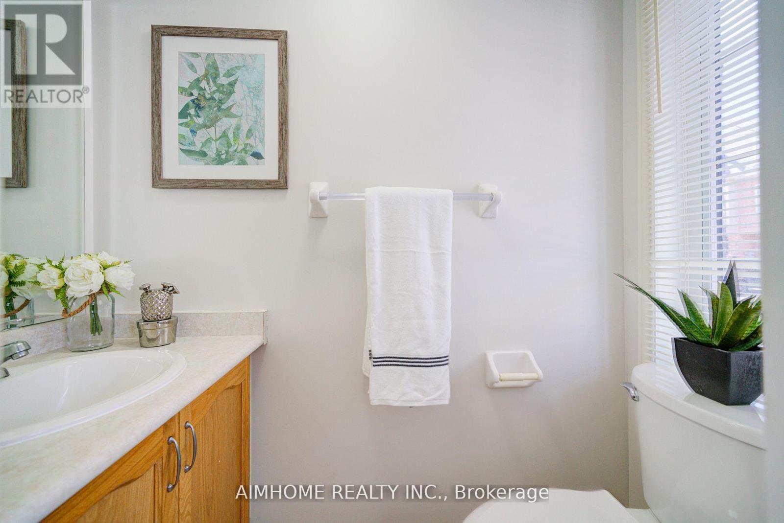 27 Warrington Way, Markham, Ontario  L6C 0B9 - Photo 5 - N12962400