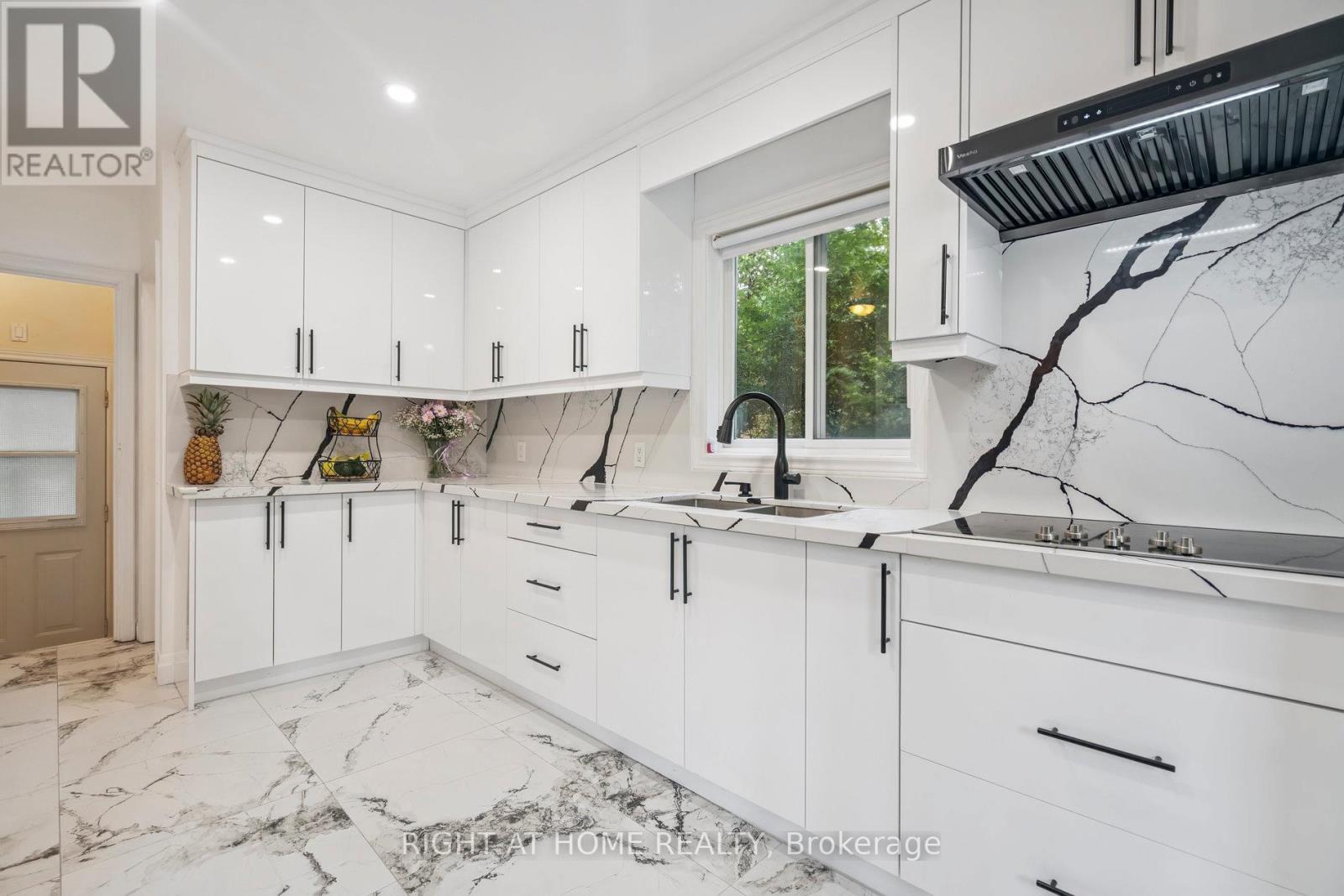 2343 Mountainside Drive, Burlington, Ontario  L7P 1C1 - Photo 14 - W12962410