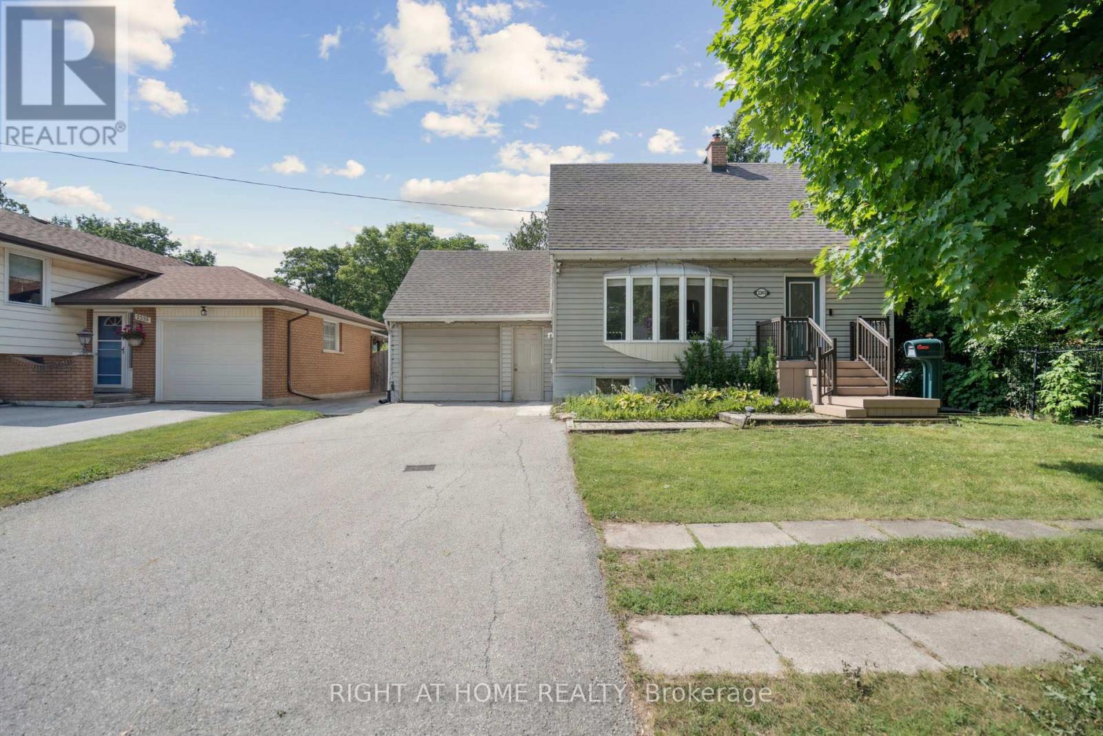 2343 Mountainside Drive, Burlington, Ontario  L7P 1C1 - Photo 3 - W12962410