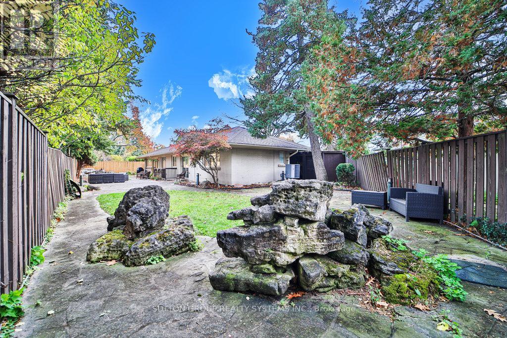 3 Twyford Court, Toronto, Ontario  M9A 1W7 - Photo 43 - W12962414