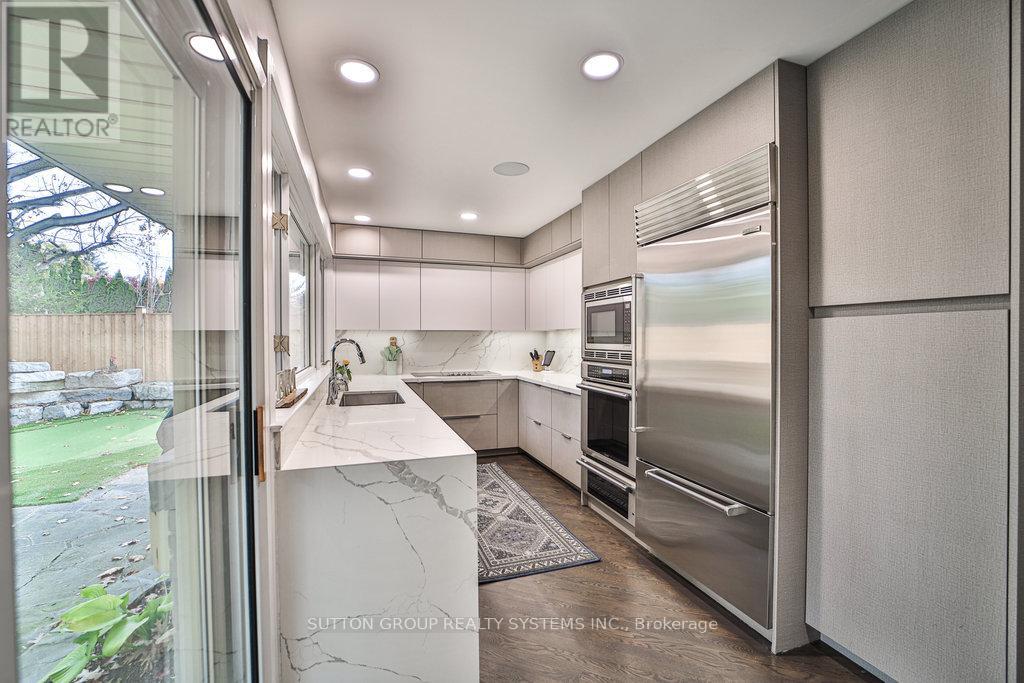 3 Twyford Court, Toronto, Ontario  M9A 1W7 - Photo 7 - W12962414