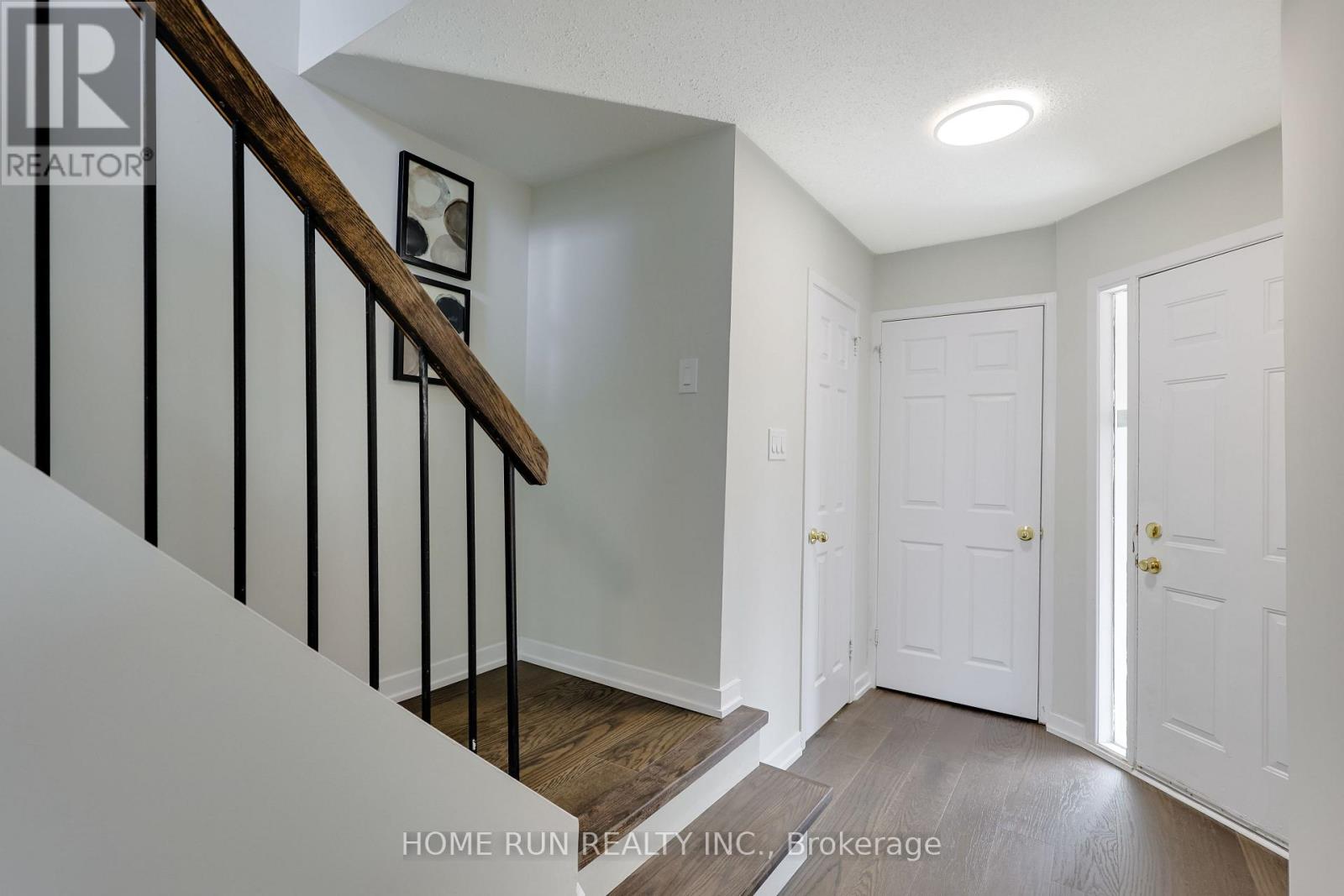 16 Sovereign Avenue, Ottawa, Ontario  K2G 4Y1 - Photo 2 - X12962250