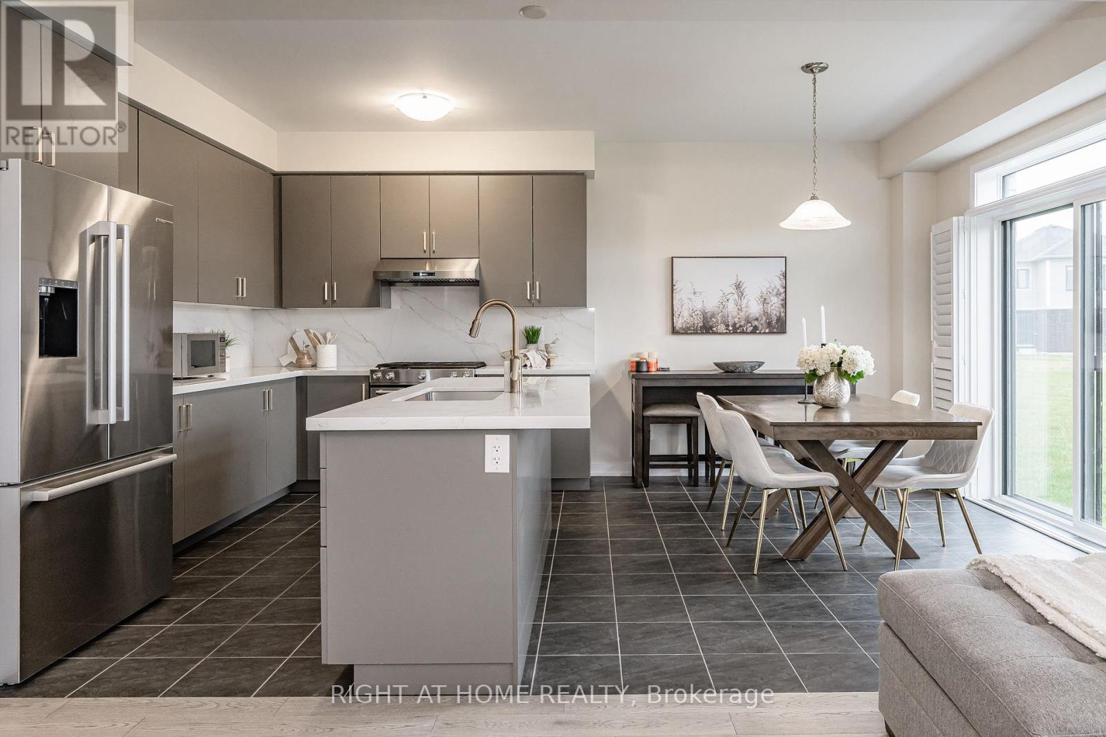 116 Whithorn Crescent, Haldimand, Ontario  N3W 0G4 - Photo 6 - X12962402