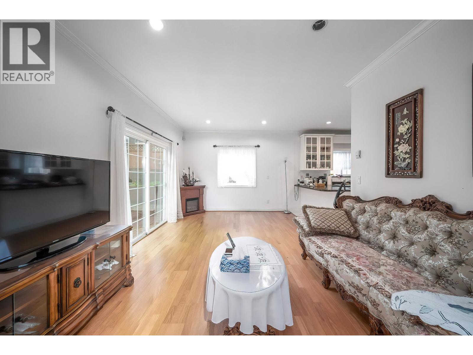 4706 Sardis Street, Burnaby, British Columbia  V5H 1L5 - Photo 4 - R3107198