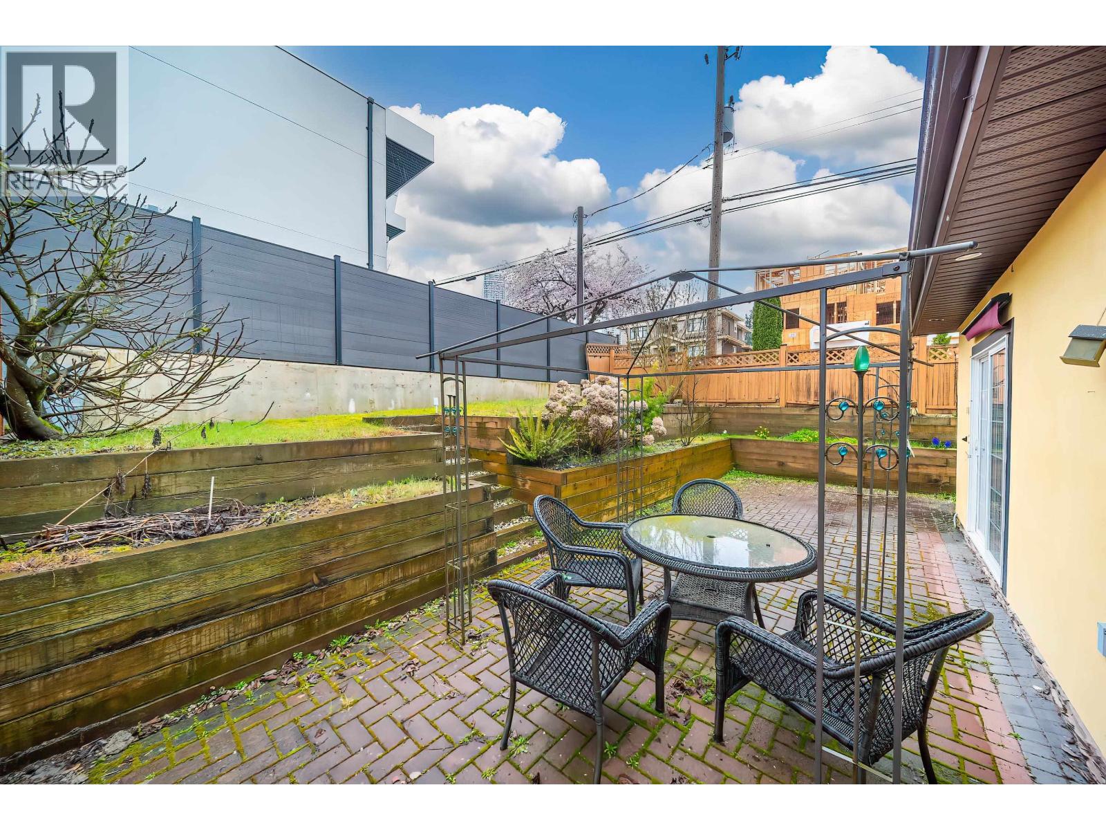 4706 Sardis Street, Burnaby, British Columbia  V5H 1L5 - Photo 11 - R3107198