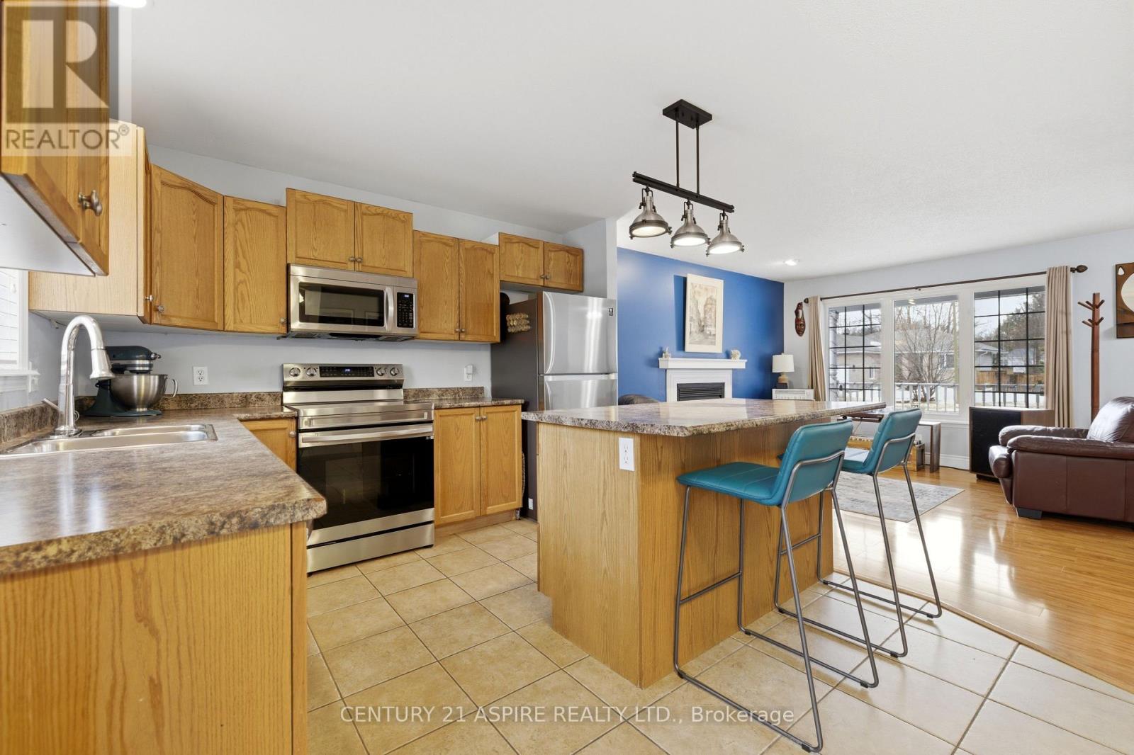 27 Bayshore Drive, Petawawa, Ontario  K8H 3R7 - Photo 14 - X12962426