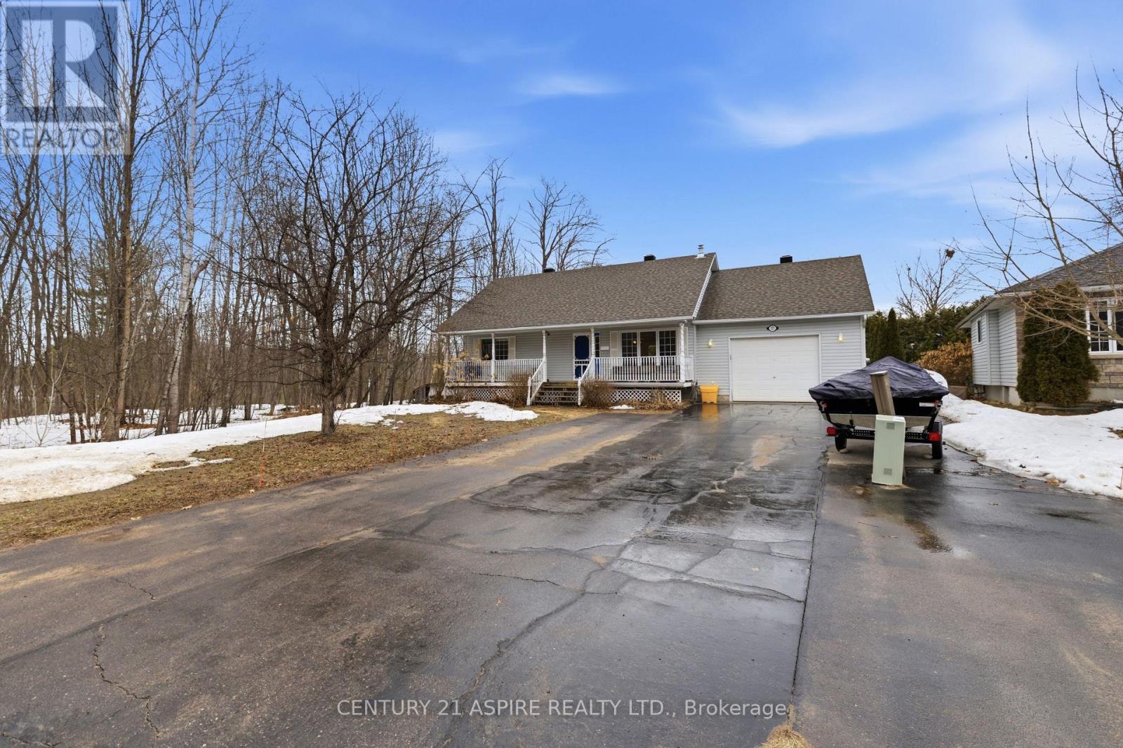 27 Bayshore Drive, Petawawa, Ontario  K8H 3R7 - Photo 3 - X12962426