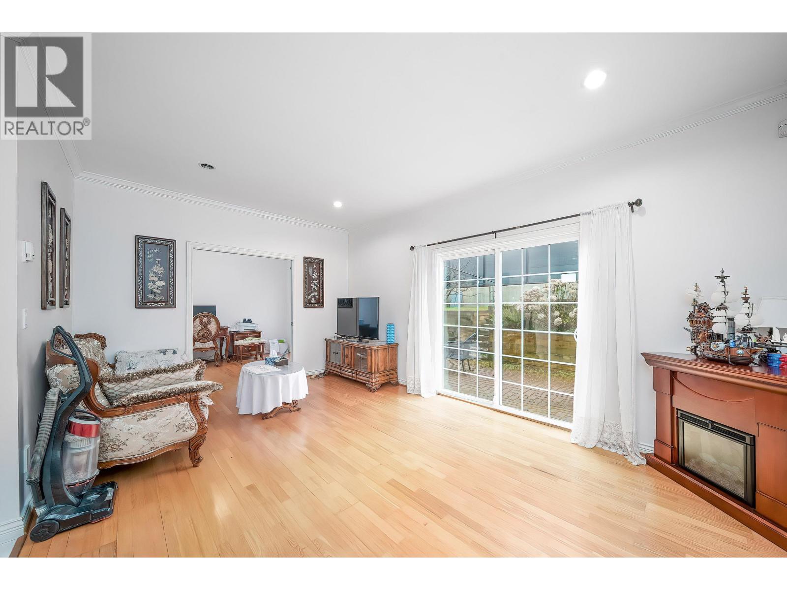 4706 Sardis Street, Burnaby, British Columbia  V5H 1L5 - Photo 3 - R3107198