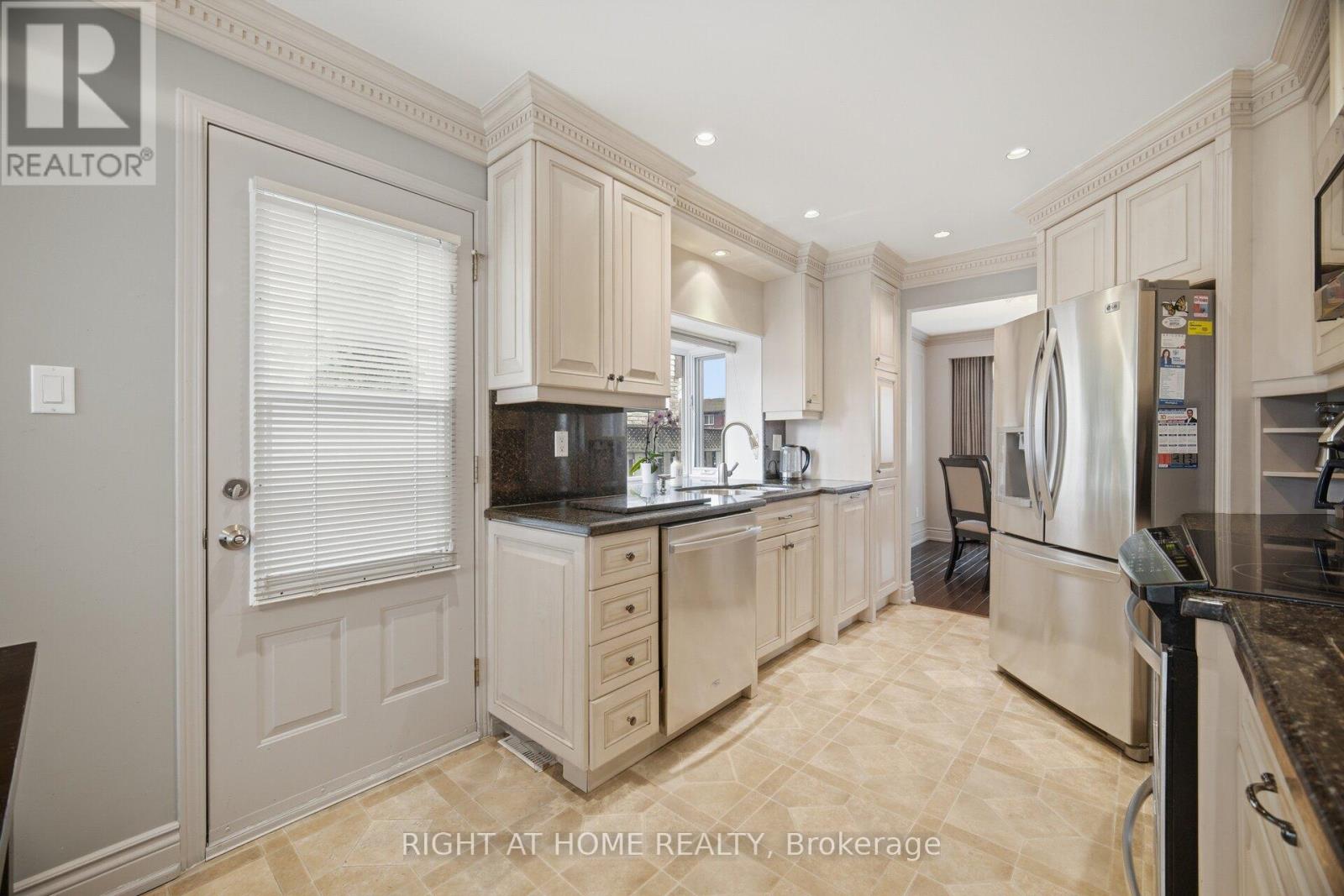 6360 Atherly Crescent, Mississauga, Ontario  L5N 2J2 - Photo 14 - W12962432