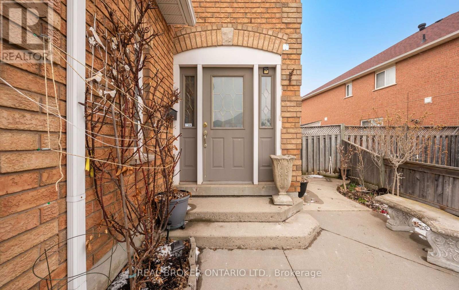 204 Tiller Trail, Brampton, Ontario  L6X 4T1 - Photo 4 - W12962434