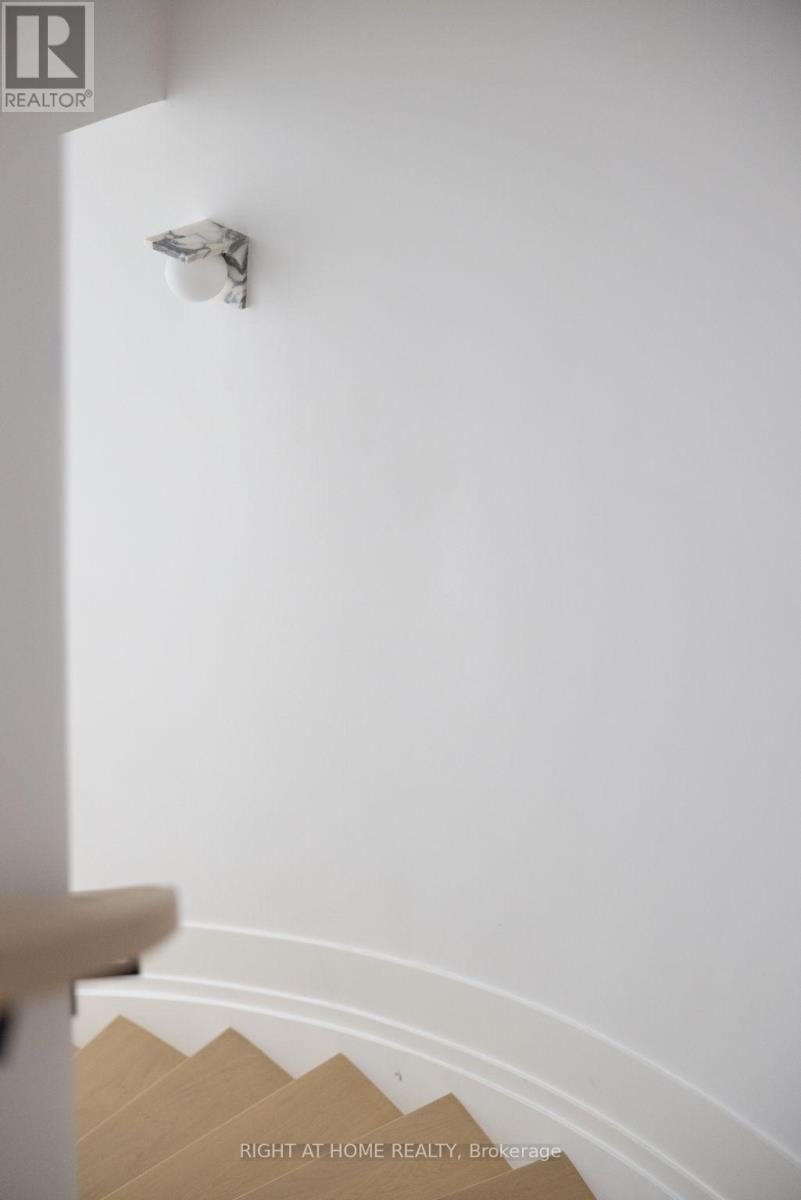 350b Walmer Road, Toronto, Ontario  M5R 2Y4 - Photo 19 - C12962510