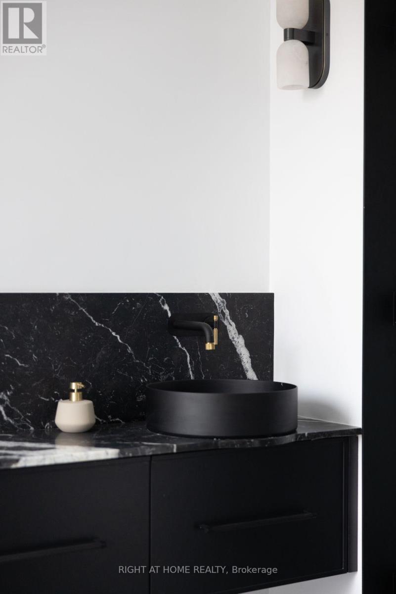 350b Walmer Road, Toronto, Ontario  M5R 2Y4 - Photo 23 - C12962510