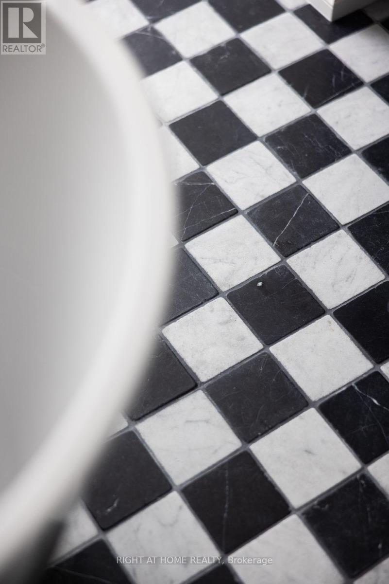 350b Walmer Road, Toronto, Ontario  M5R 2Y4 - Photo 24 - C12962510