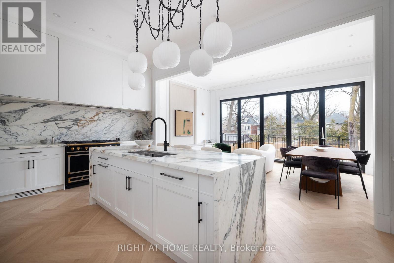 350b Walmer Road, Toronto, Ontario  M5R 2Y4 - Photo 4 - C12962510