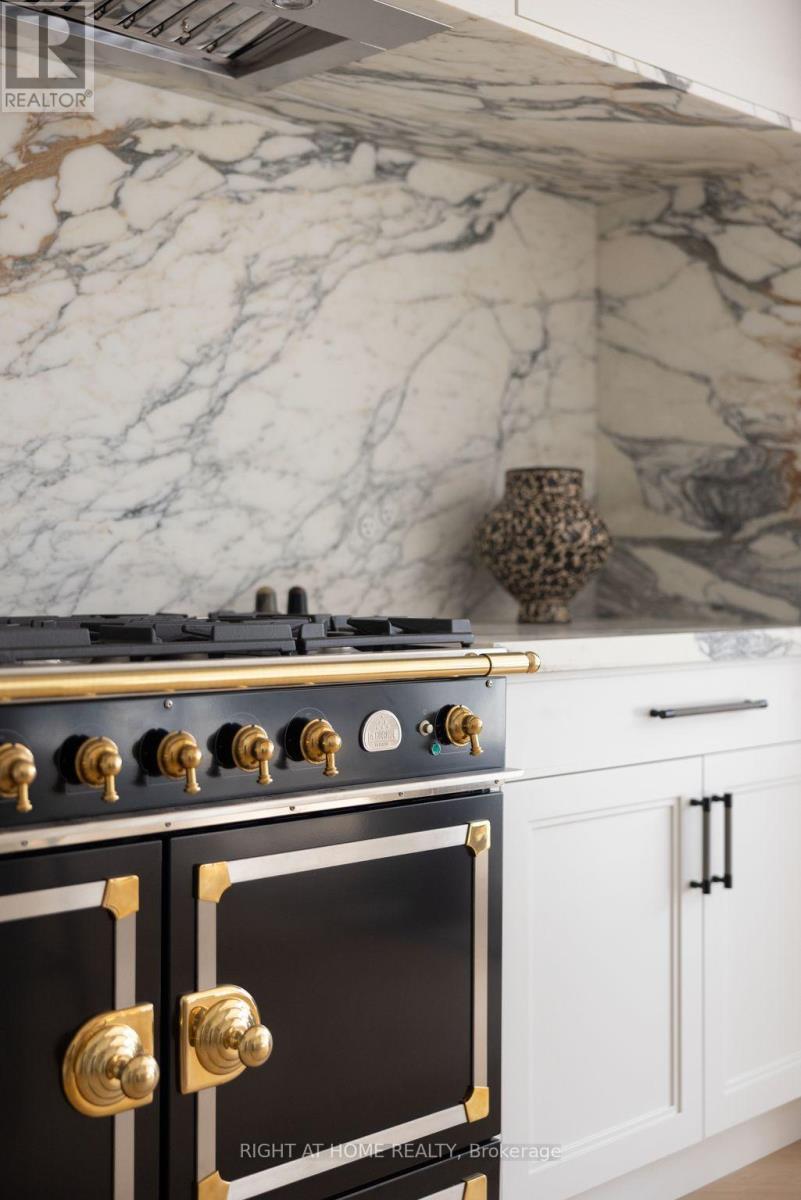 350b Walmer Road, Toronto, Ontario  M5R 2Y4 - Photo 7 - C12962510