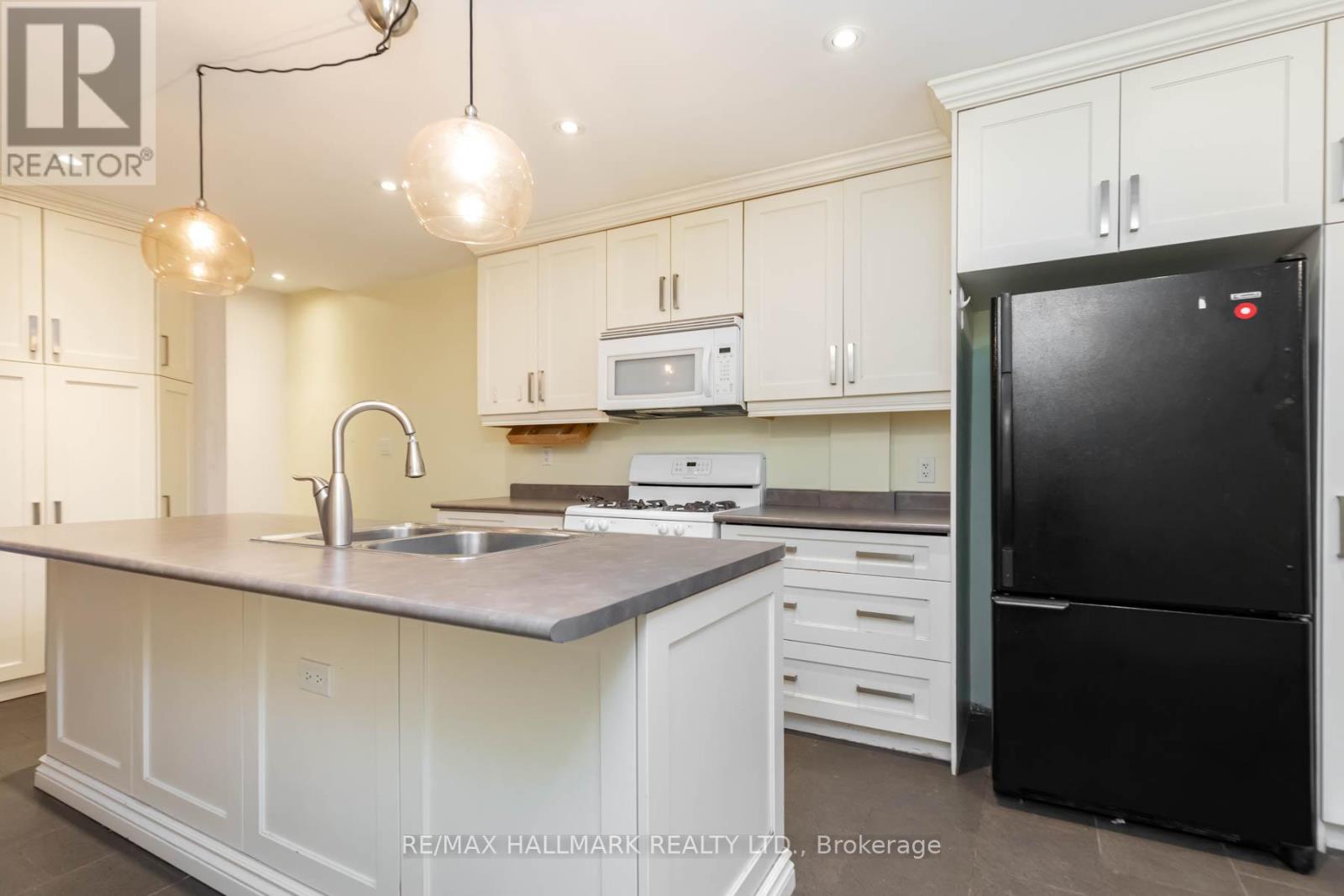 17 Mountalan Avenue, Toronto, Ontario  M4J 1H3 - Photo 11 - E12962502