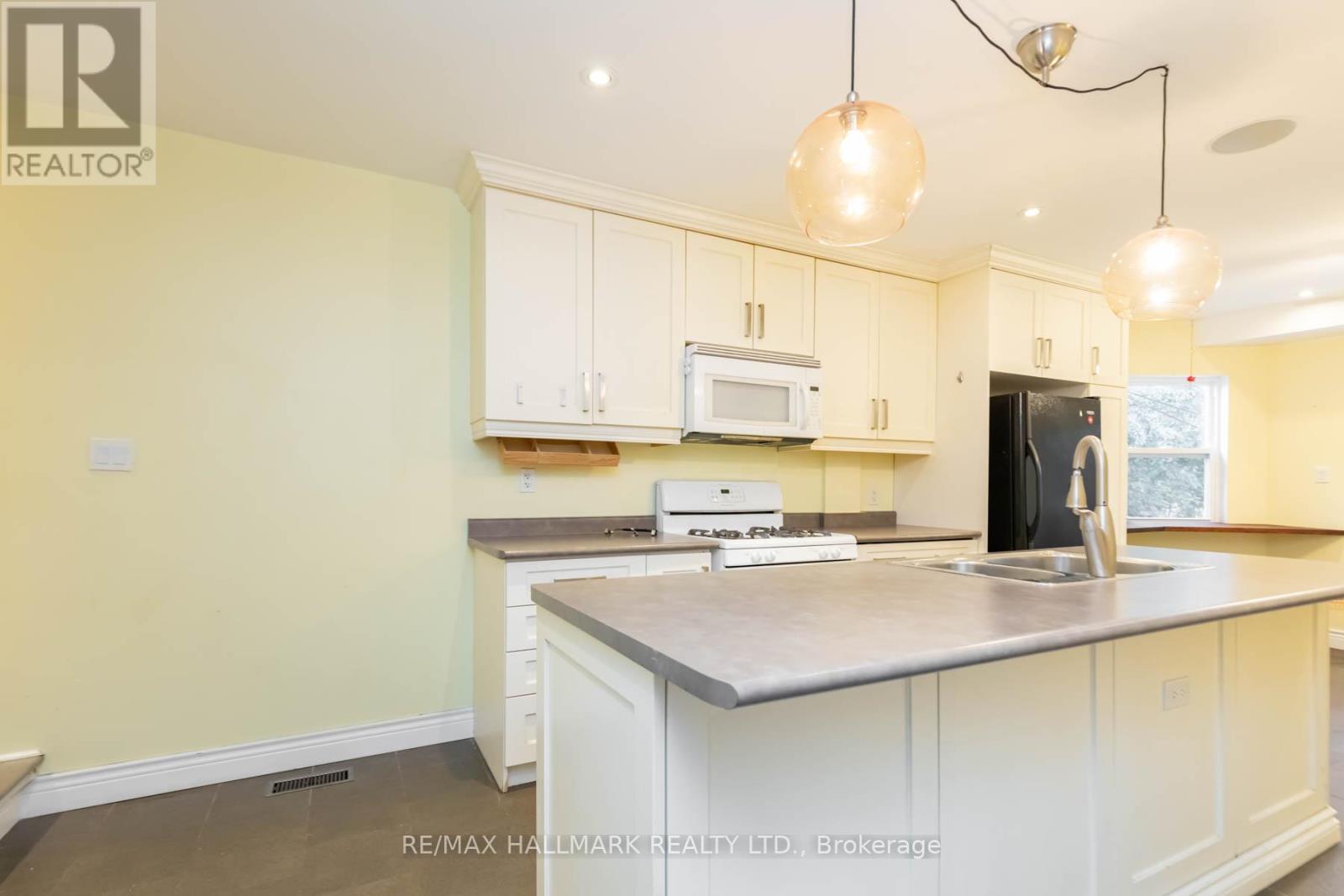 17 Mountalan Avenue, Toronto, Ontario  M4J 1H3 - Photo 12 - E12962502