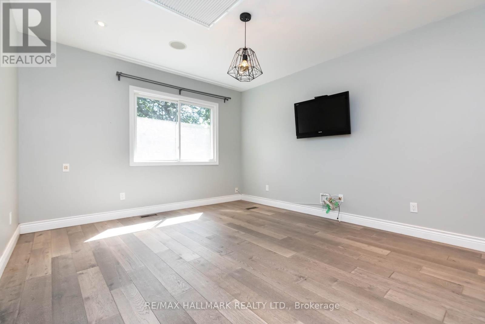 17 Mountalan Avenue, Toronto, Ontario  M4J 1H3 - Photo 18 - E12962502