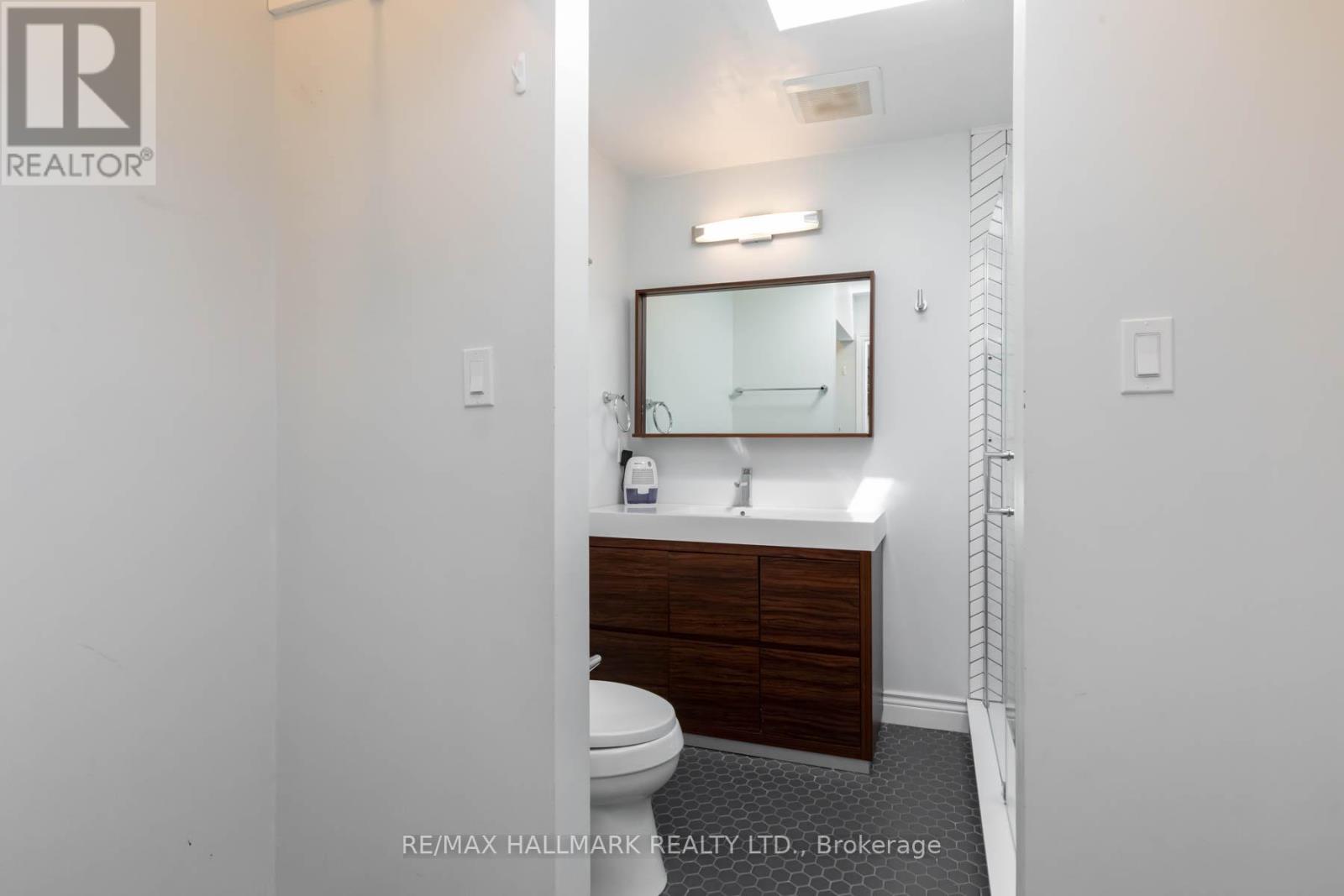 17 Mountalan Avenue, Toronto, Ontario  M4J 1H3 - Photo 19 - E12962502