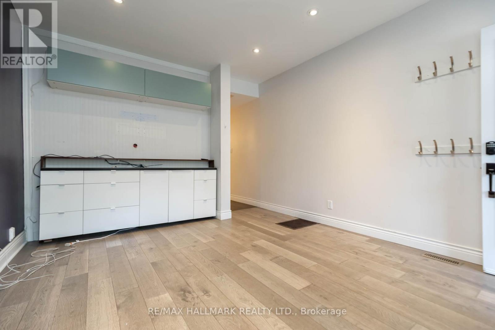 17 Mountalan Avenue, Toronto, Ontario  M4J 1H3 - Photo 4 - E12962502