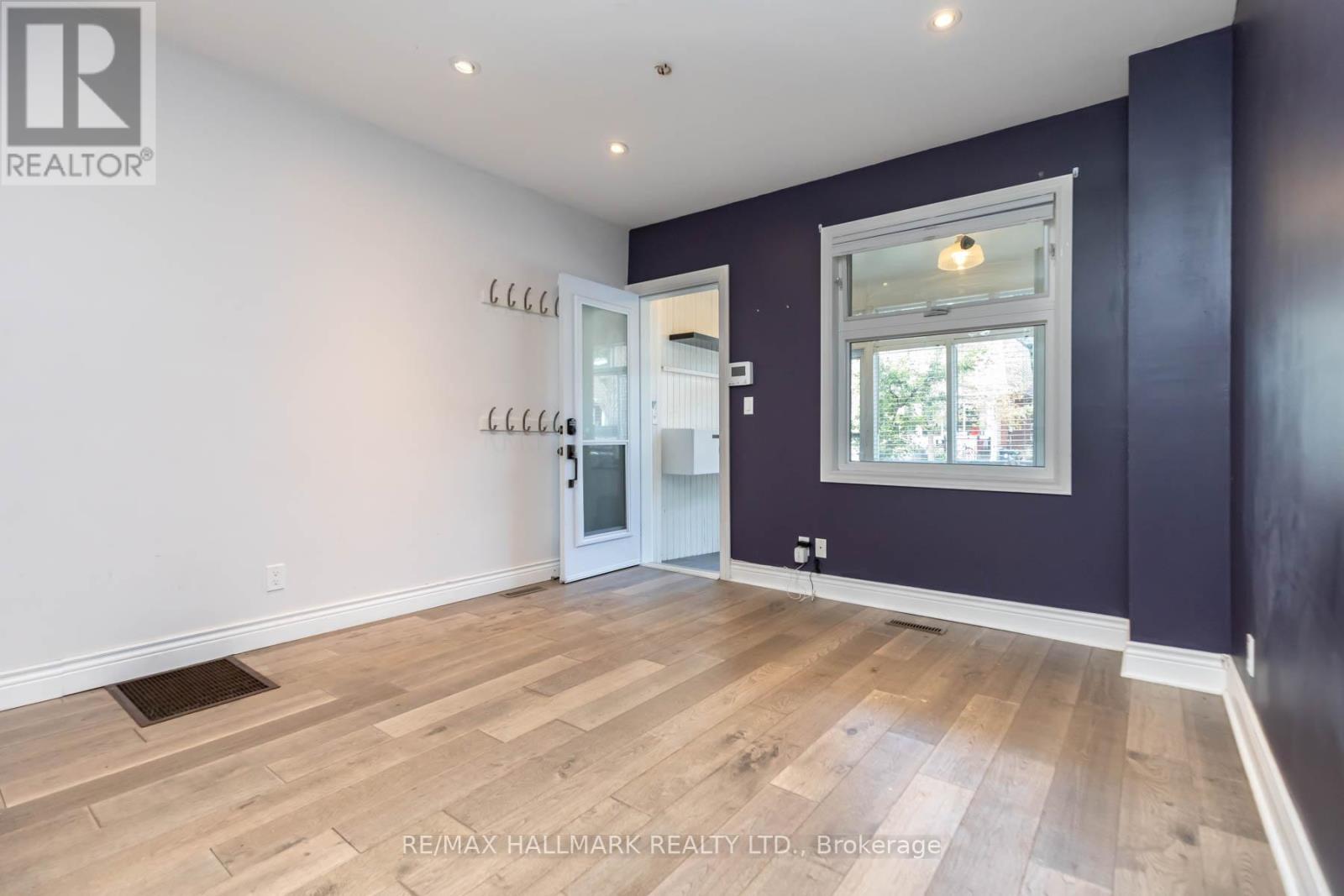 17 Mountalan Avenue, Toronto, Ontario  M4J 1H3 - Photo 6 - E12962502