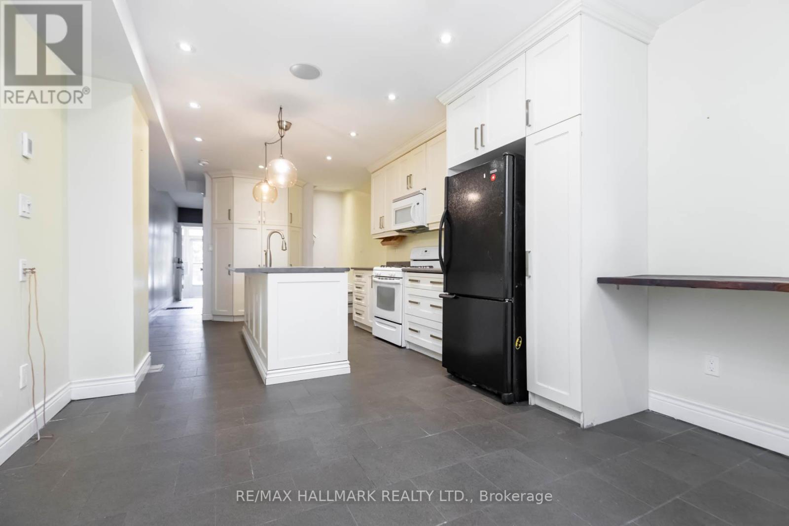 17 Mountalan Avenue, Toronto, Ontario  M4J 1H3 - Photo 9 - E12962502