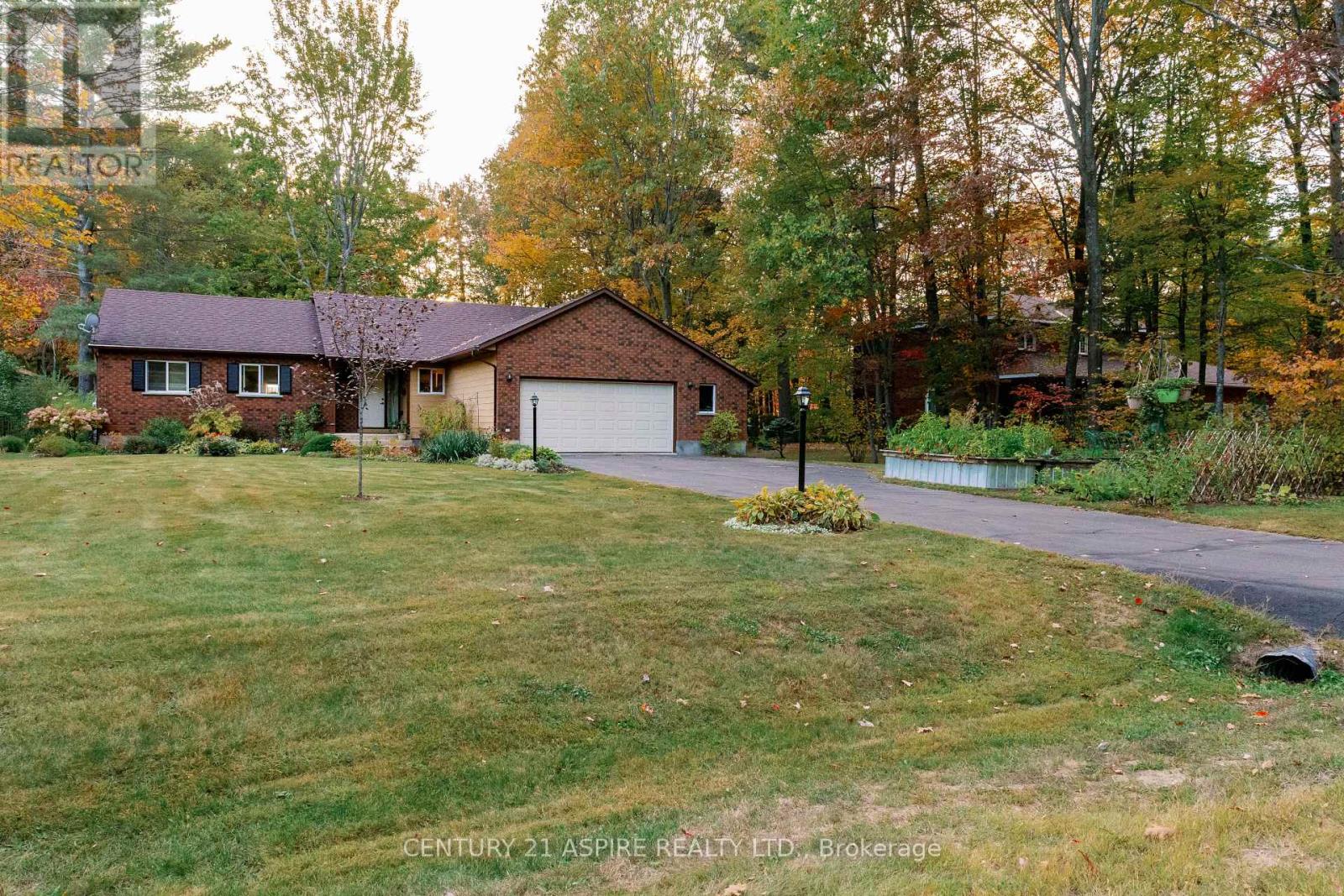32 Country Lane, Petawawa, Ontario K8H 3J9 - Photo 2 - X12962610