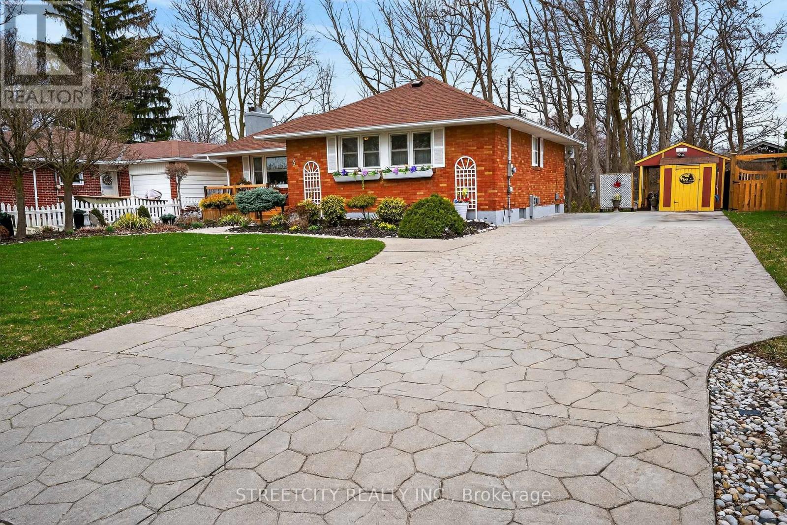 6 Montgomery Road, St. Thomas, Ontario  N5R 1S5 - Photo 2 - X12962668