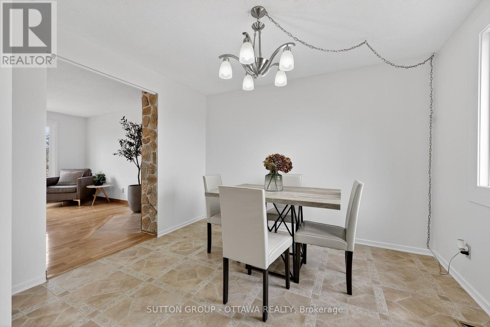 1595 Schouten Drive, Ottawa, Ontario  K1E 2H9 - Photo 12 - X12962696